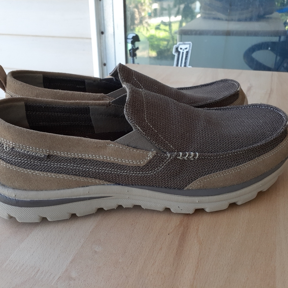 Skechers Relaxed fit Memory foam Men's size 13 NWT